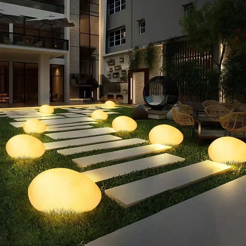 Tuinlamp in keivorm – 16 kleuren en tot 16 uur draadloos licht