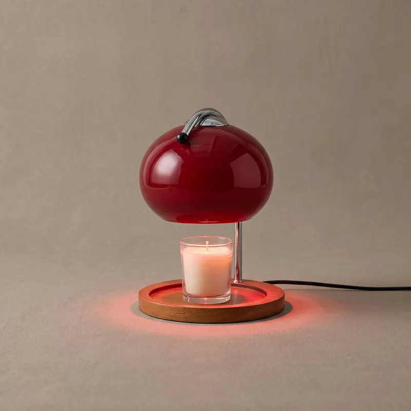 Waxlamp – amberkleurige glazen stolp op een houten opbergvoet