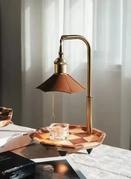 Waxlamp in hout en messing, 32 cm hoog op een voet van 20 cm