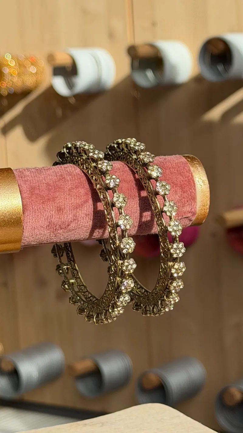 Zilverkleurige armbanden met kristalsteentjes – elegante Indiase kangan