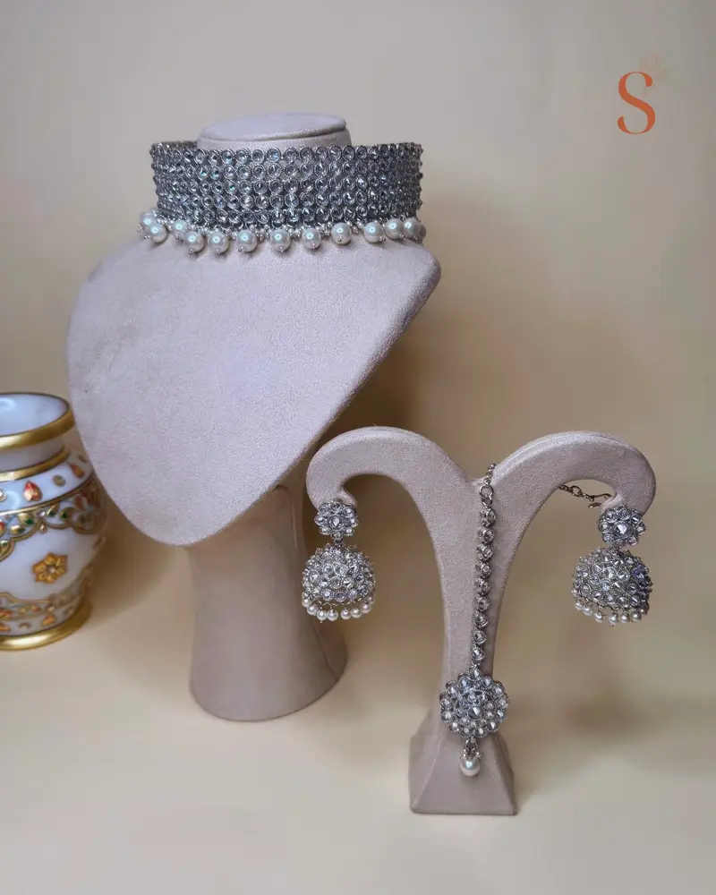 Zilverkleurige choker sieradenset met glinsterende stenen parels
