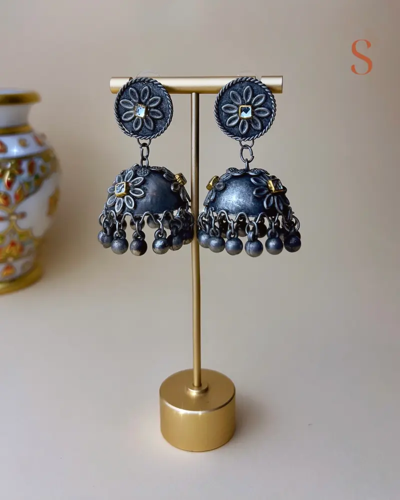 Zilverkleurige geoxideerde jhumka oorbellen - in 2 motieven