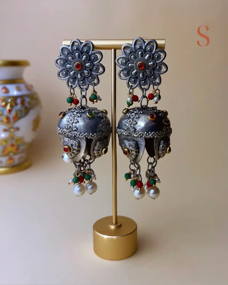Zilverkleurige geoxideerde jhumka oorbellen met bloem motief