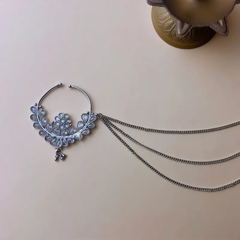 Zilverkleurige grote neusring met stenen en haarkettingen