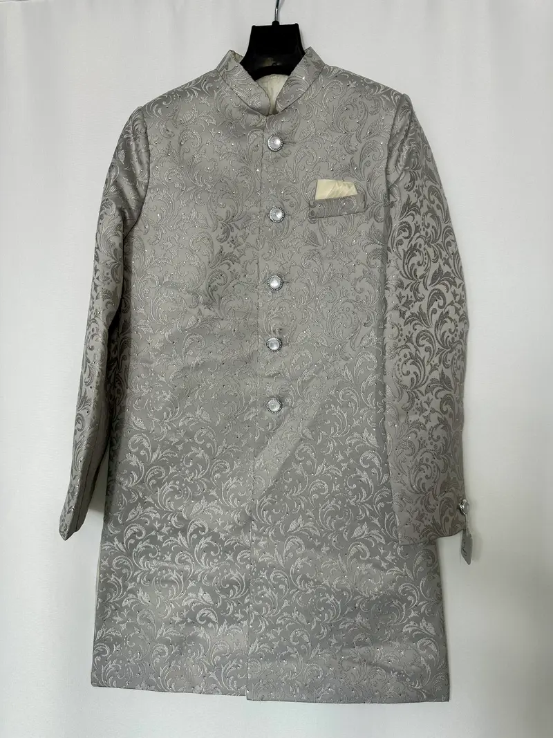 Zilverkleurige sherwani met barokmotief – luxe Indiase outfit voor jongens