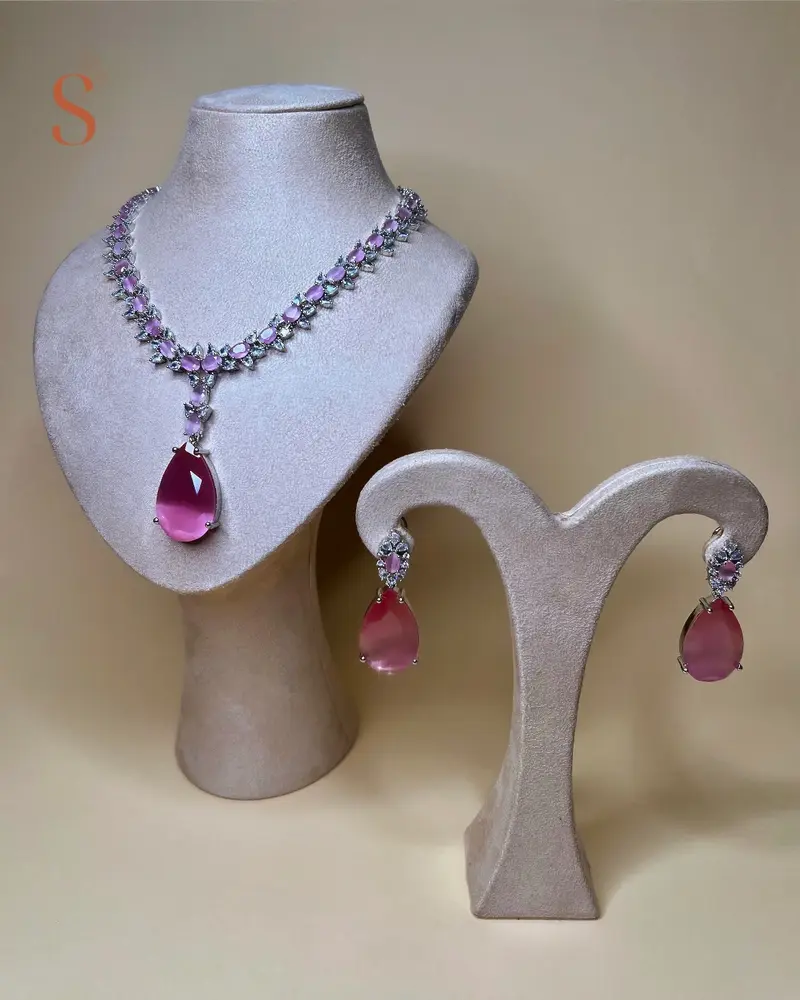 Zilverkleurige sieradenset met druppelvormige pendant en bewerkt collier - in roze, blauw of groen