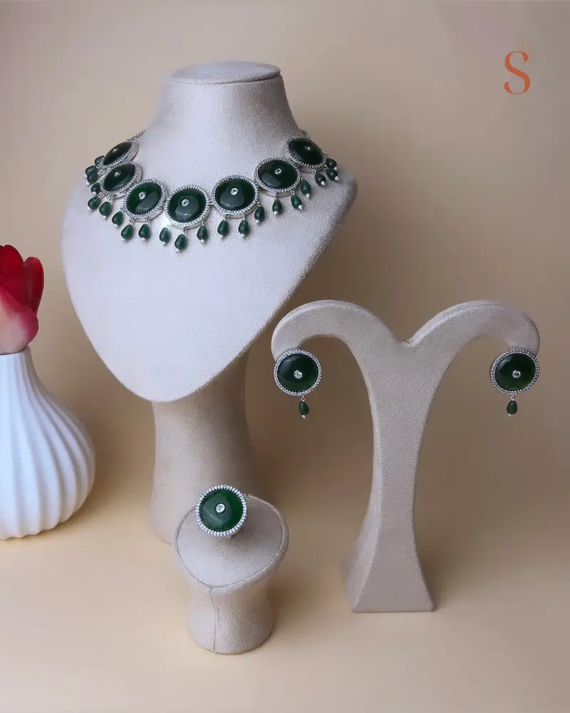 Zilverkleurige sieradenset met groene stenen en ring