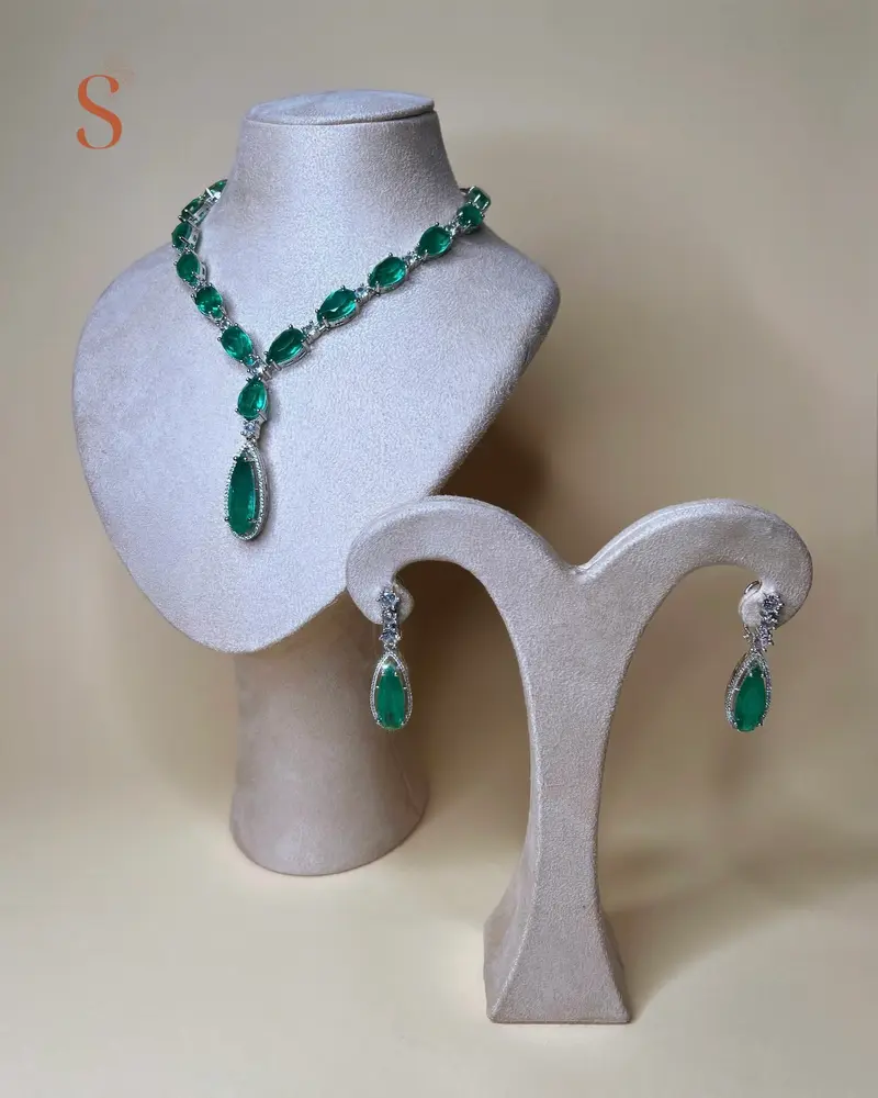 Zilverkleurige sieradenset met lang collier - met groene of gele stenen