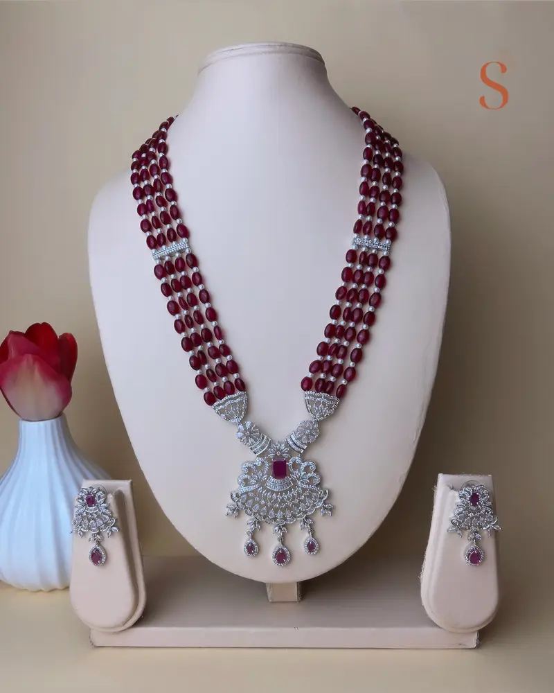 Zilverkleurige sieradenset met lange ketting en rode stenen