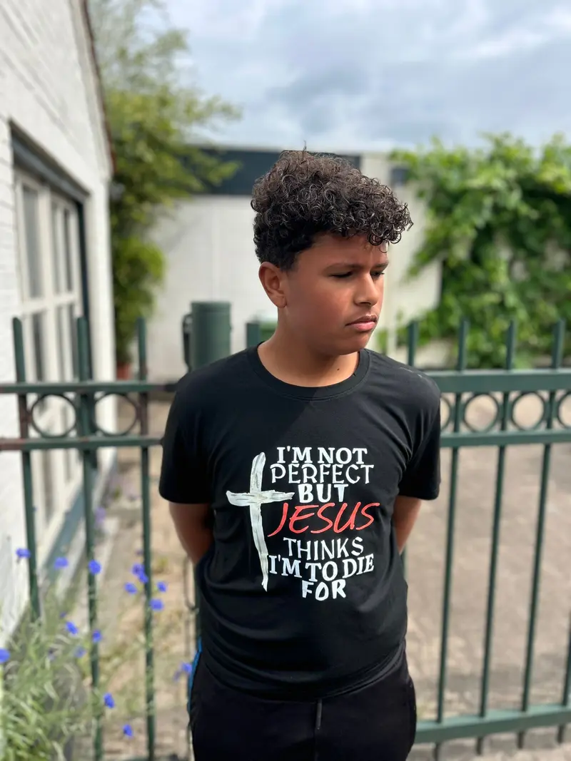 Zwart T-shirt Met Krachtige Geloofsboodschap – Niet Perfect, Maar Geliefd