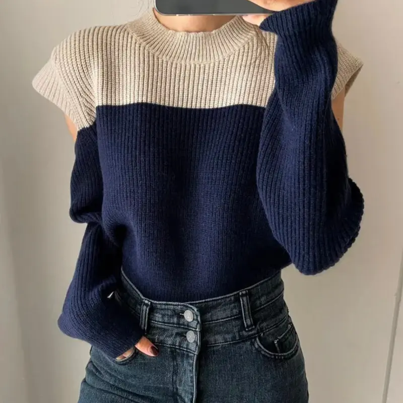 Zweifarbiger Strickpullover mit ausgeschnittenen Ärmeln